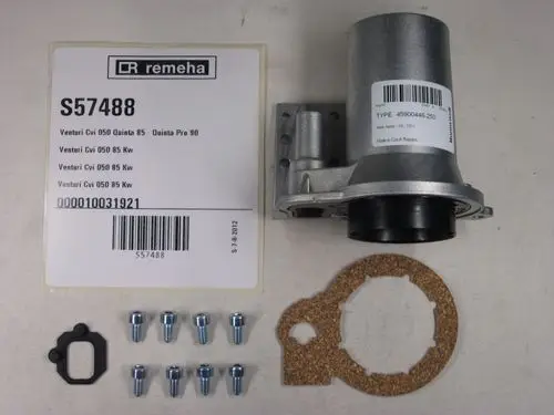 Remeha Venturi-Bauteil mit Dichtungen und Schrauben, dargestellt auf einem hellen Untergrund. Mehrere Schrauben und eine Dichtung sind ebenfalls abgebildet.
